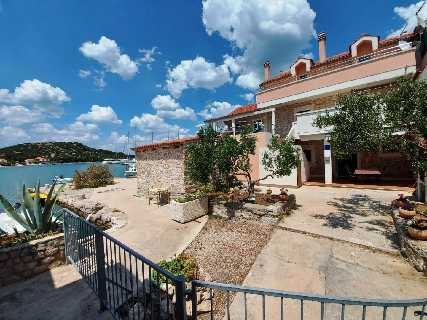 Apartments Charly - Accommodation right next to the sea, Betina- island Murter, Apartments Charly Betina